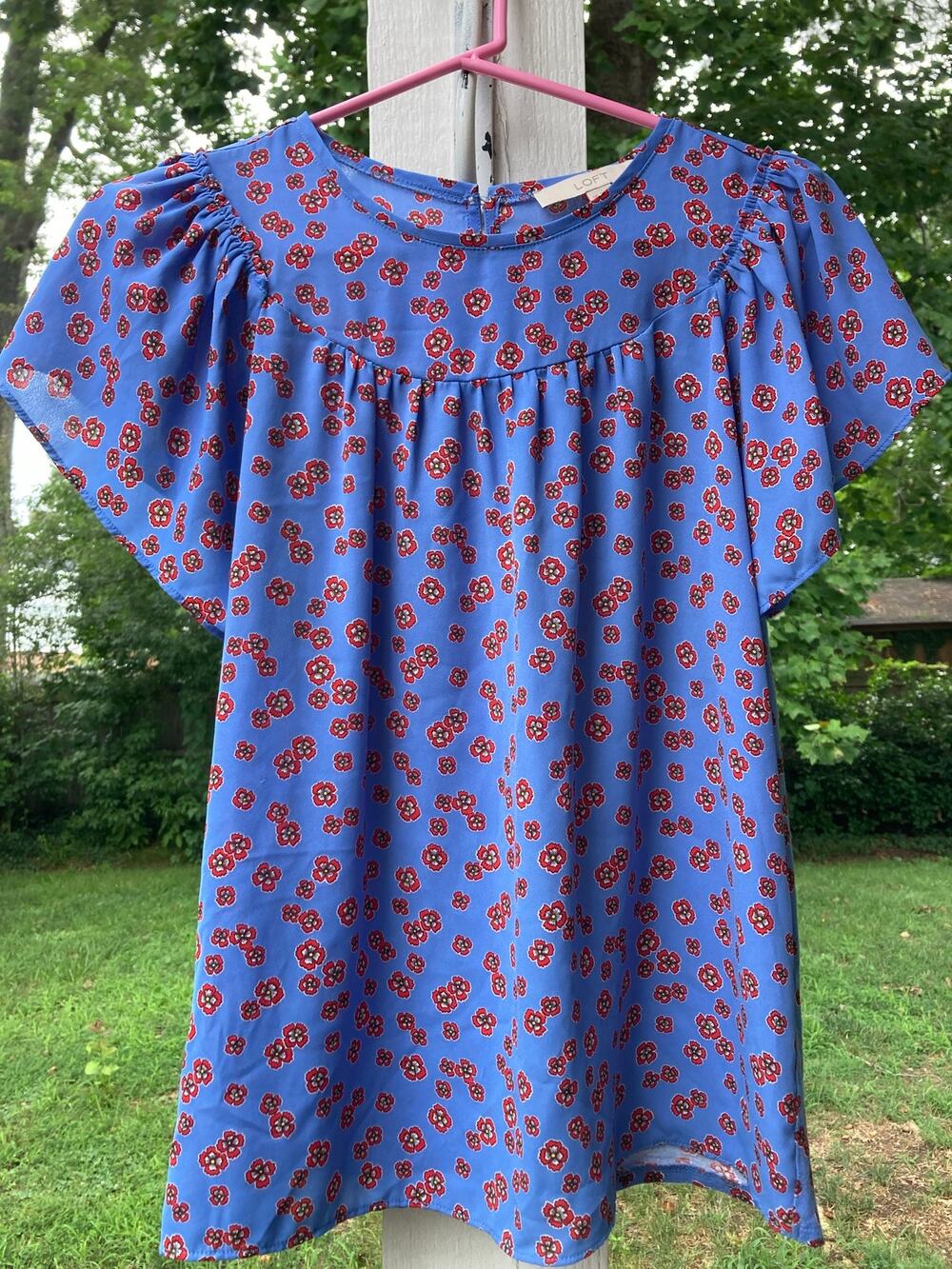 Loft - Feminine/Preppy/Romantic Business Flutter Sleeve Poppy Top - S